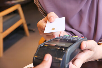Payment terminal charging from a card, contactless payment.