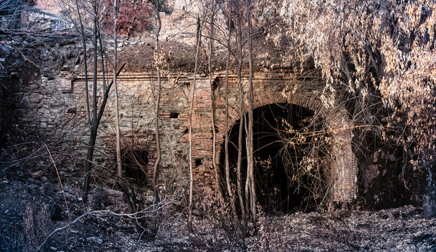 antigua entrada a una mina abandonada