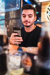 Chico joven con barba en restaurante de hamburguesas