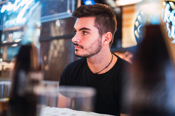 Chico joven con barba en restaurante de hamburguesas