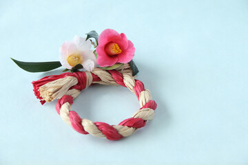 Fototapeta na wymiar 自然素材の紅白のリースとピンクと白の椿の花