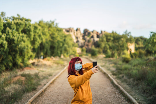 Chica joven peliroja en parque natural de andalucia