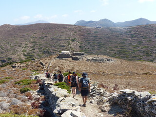 Gruppo di escursionisti che cammina nell'entroterra di Amorgos nelle Isole Cicladi in Grecia.