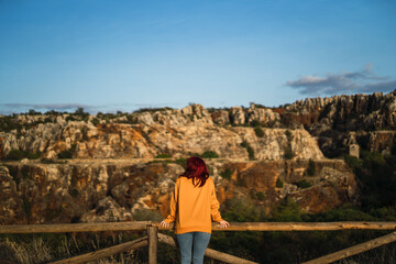 Chica joven peliroja en parque natural de andalucia