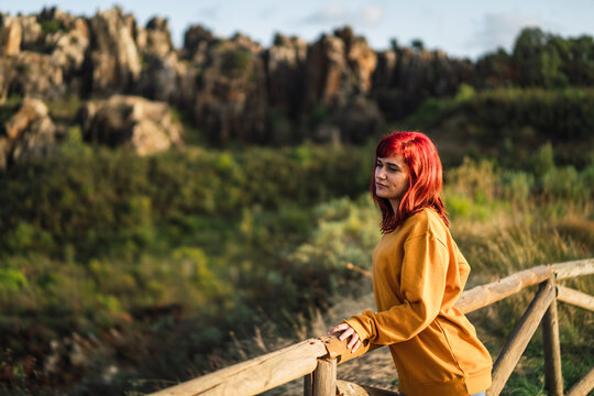 Chica joven peliroja en parque natural de andalucia