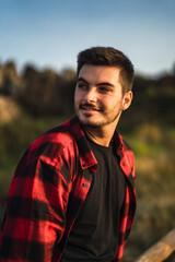 Obraz premium Chico joven con camisa roja estilo leñador en parque natural cerro del hierro,sevilla