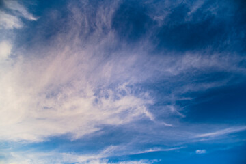 Błękitne niebo z chmurami. 