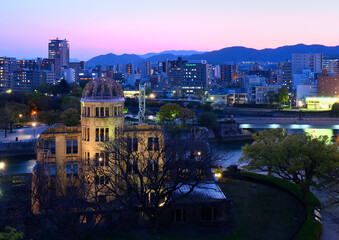 ライトアップされた広島平和記念公園の原爆ドームと夕焼け空