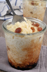 Ramequin de riz au lait avec une cuillère en gros plan