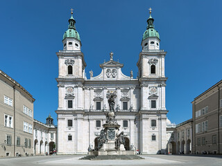 Fototapeta premium Salzburg Cathedral and Marian column at Domplatz, Austria. The cathedral was founded in 774. Its present Baroque appearance is from the 17th century. The Marian column was erected in 1766-1771.
