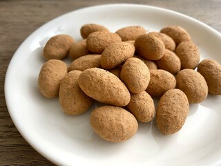 お皿にのせたアーモンドチョコ