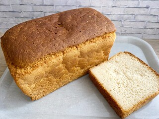 トレイにのせた一斤の食パン