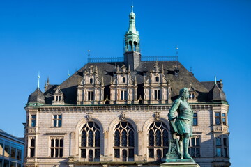 halle saale, deutschland - historisches stadthaus mit händel-denkmal
