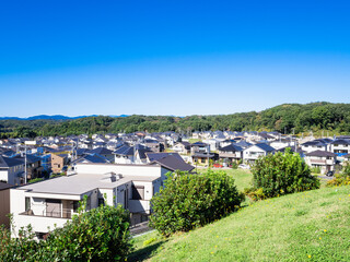 Obraz premium 青空が広がる郊外の新興住宅街 東京