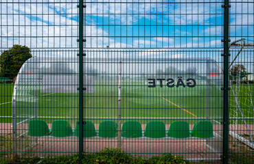 Obraz premium Mannschaftsbank für Gäste auf dem Fussballplatz