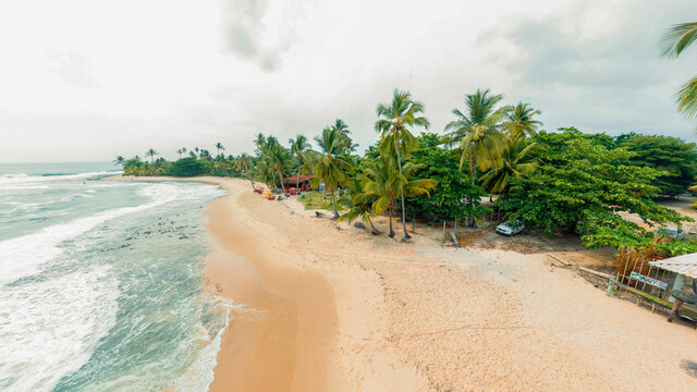 Praia dos Tr&ecirc;s Coqueiros na Pen&iacute;nsula de Mara&uacute;, Bahia, Brasil 