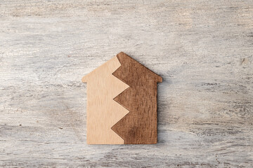Obraz na płótnie Canvas Broken house modell on wooden background