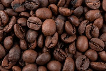 Naklejka premium Freshly roasted coffee beans background