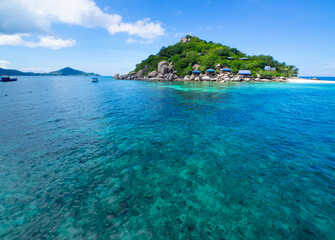 Fototapeta premium Blue sea and sky at koh rok, lanta island, krabi, thailand