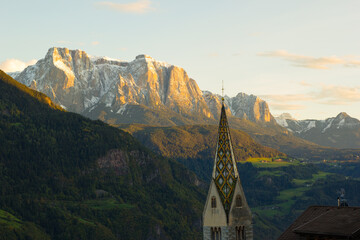 der schiefe Kirchturm von Barbian im Hintergrund Geislergruppe ,Dolomiten,