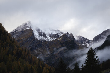 Muttekopf Berg in Tirol, Alpen im Herbst, Wolken und Berge
