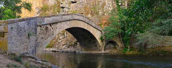 Fototapeta na wymiar Panoramique le vieux pont en pierres de Pierre-Perthuis (89450) sur la Cure, l'Yonne en Bourgogne-Franche-Comté, France