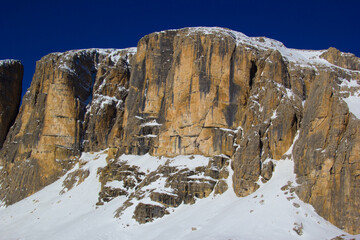 Fototapeta na wymiar verschneite Winterlandschaft in den Dolomiten, Südtirol