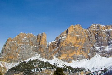 schneebedeckte Felsen in den Dolomiten,Ausblick auf der skiabfahrt vom lagazuoi nch armentarola