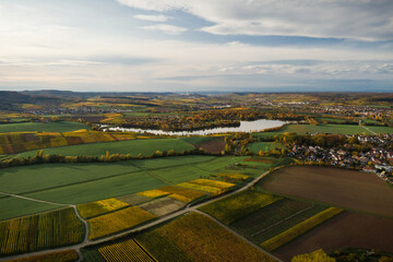 Luftaufnahme vom Breitenauer See im Herbst mit Weinbergen