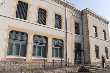 Fototapeta na wymiar Ancienne école primaire transformée en centre social vue de l'extérieur, ville de Heyrieux, département de l'Isère, France