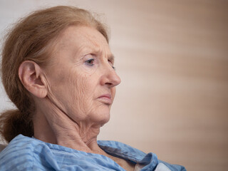 Obraz premium Elderly female patients have expressed concern when they hear results of medical examinations in hospital beds.