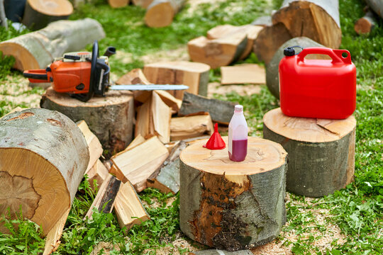 Petrol and oil mix to refill chainsaw - Powered by Adobe