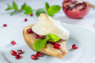 Roasted pear with white meringue and filling