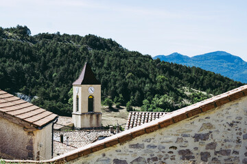 Fototapeta na wymiar Vue sur un village ancien en pierres et clocher d'église - France