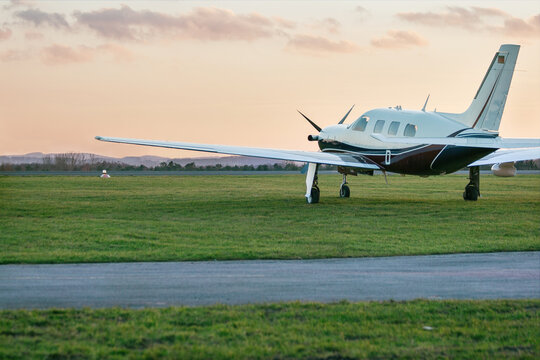flugzueg, flugel, rassen, gr&uuml;n, privetjet, propeller, flughafen, abendrot, aviation, luft