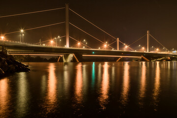 Fototapeta na wymiar Nachtaufnahme einer grossen Brücke über den Fluss