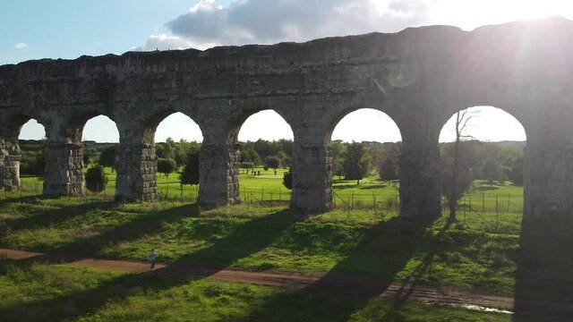 Roma. Parco degli acquedotti, immagini del maestoso acquedotto Appio Claudio.
