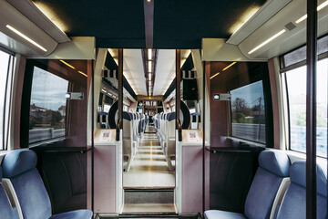 Intérieur d'un wagon de train totalement vide