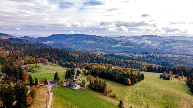 Karpaty, Beskid Śląski, Stec&oacute;wka i drewniany kości&oacute;ł w g&oacute;rach 