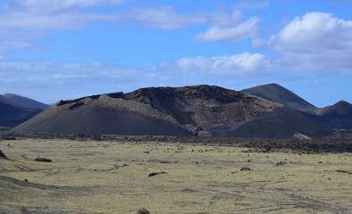 Paisajes volcanicos de la isla de lanzarote en las islas canarias, España, aorillas del oceano...