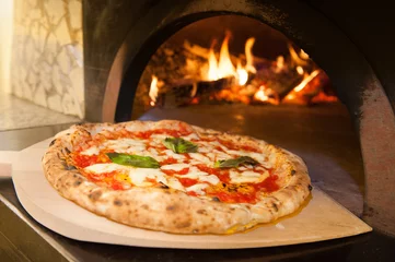 Photo sur Plexiglas Naples vraie pizza italienne napolitaine appelée pizza margherita tout juste sortie du four