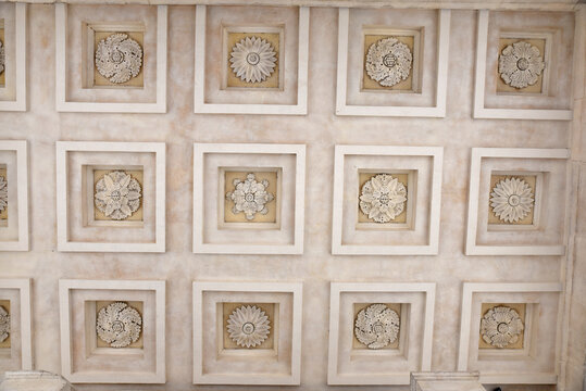 Plafond &agrave; caissons du temple romain de la maison Carr&eacute;e &agrave; N&icirc;mes, France
