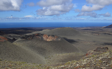 Paisajes volcanicos de la isla de lanzarote en las islas canarias, España, aorillas del oceano atlantico