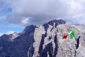 Drapeau italien flottant sur les montagnes
