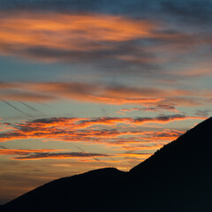 Sonnenaufgang mit Schleierwolken blauer Himmel und orange Wolken