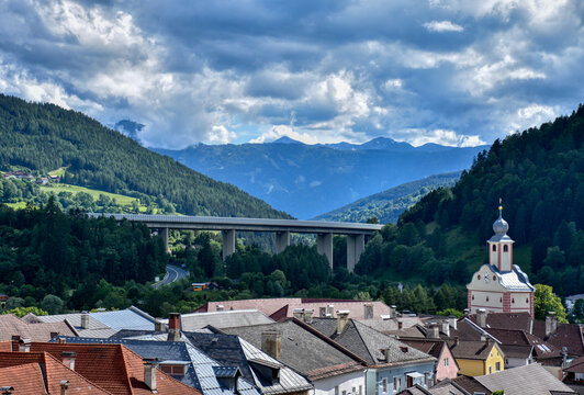 Autobahn, Autobahnbr&uuml;cke, Br&uuml;cke, Fahrbahn, Pfeiler, Br&uuml;ckenpfeiler, Gel&auml;nder, verkehr, Tauernautobahn, Gm&uuml;nd, K&auml;rnten, Wald, Berg, steil, Verkehr, A10, E55, E66, &Ouml;sterreich, Spittal, Spittal an der D