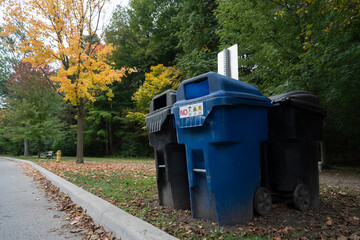公園にあるゴミ箱　カナダ　オンタリオ州