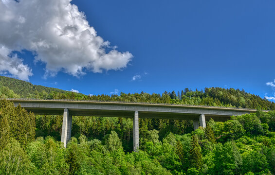 Autobahn, Autobahnbr&uuml;cke, Br&uuml;cke, Fahrbahn, Pfeiler, Br&uuml;ckenpfeiler, Gel&auml;nder, verkehr, Tauernautobahn, Gm&uuml;nd, K&auml;rnten, Wald, Berg, steil, Verkehr, A10, E55, E66, &Ouml;sterreich, Spittal, Spittal an der D
