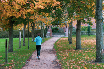 Fototapeta na wymiar Wellness jogging. Runung in the autumn park