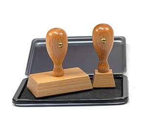 Holzstempel auf einem Stempelkissen in Nahaufnahme